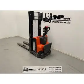 Toyota SWE120 L - Selvk&oslash;rende stablere