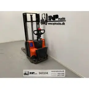 Toyota SWE120 - Selvk&oslash;rende stablere